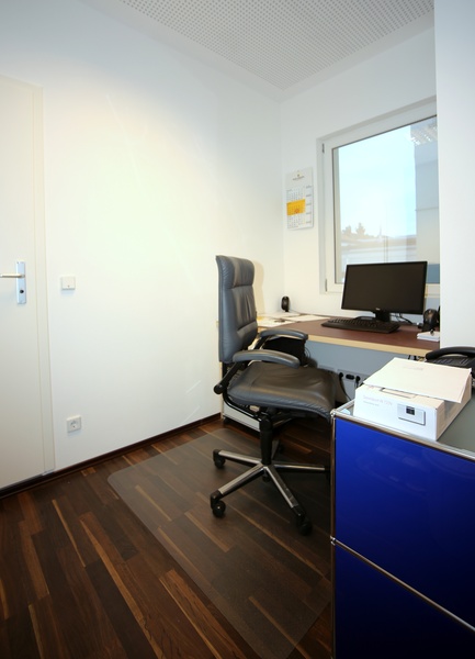 Enclosed office space in famous Richardkiez with a great future!