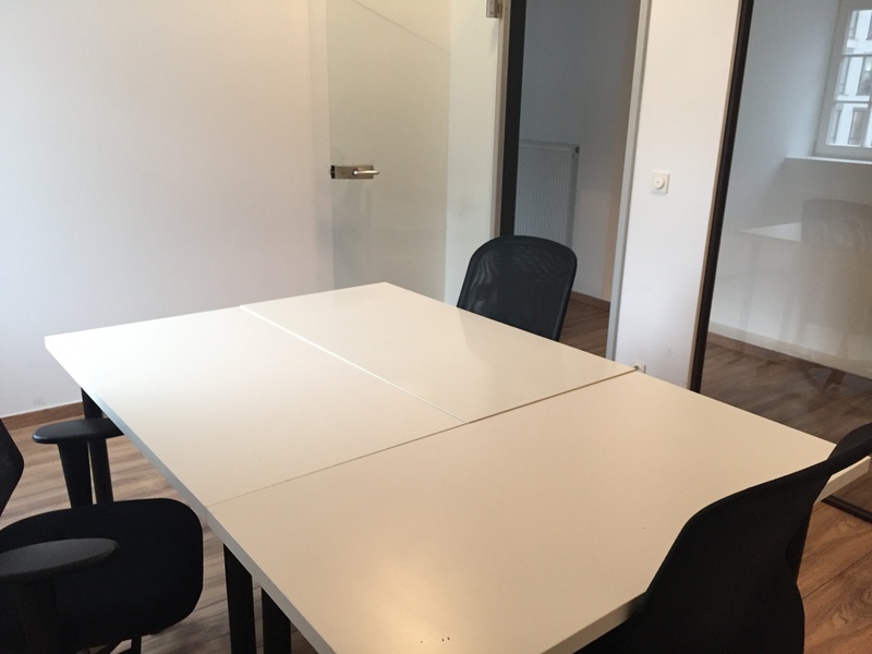 Separate Room (3-4 desks) in Shared Office // Eigener Büroraum (3-4 Personen) zur Untermiete