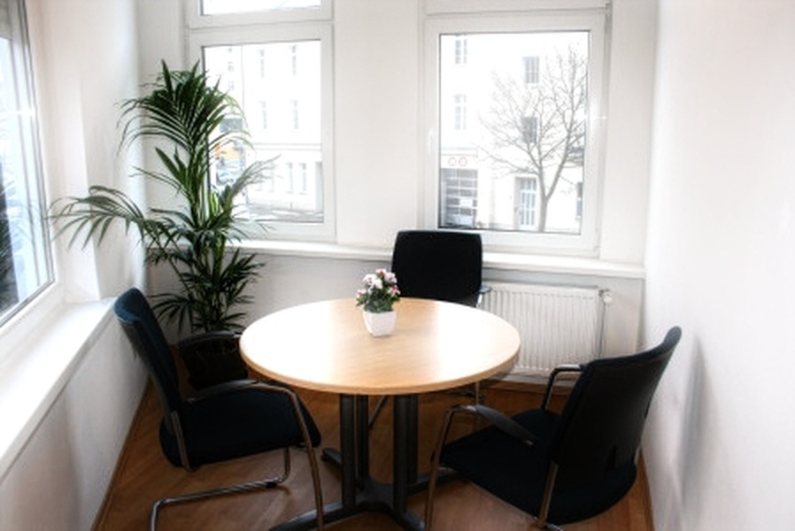 Room with 5 desks and Meeting room. Mitte