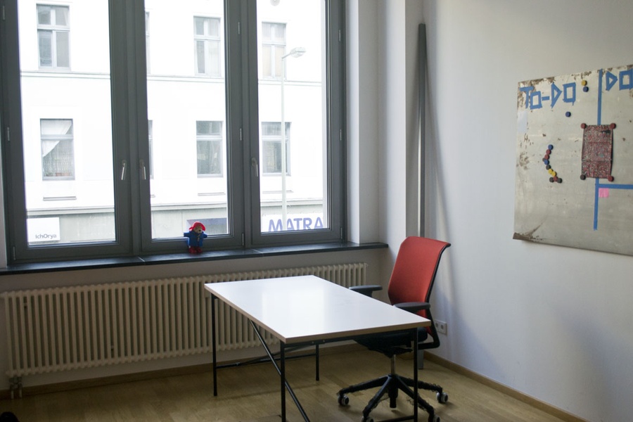 Available desks in a shared space on Oranienstraße