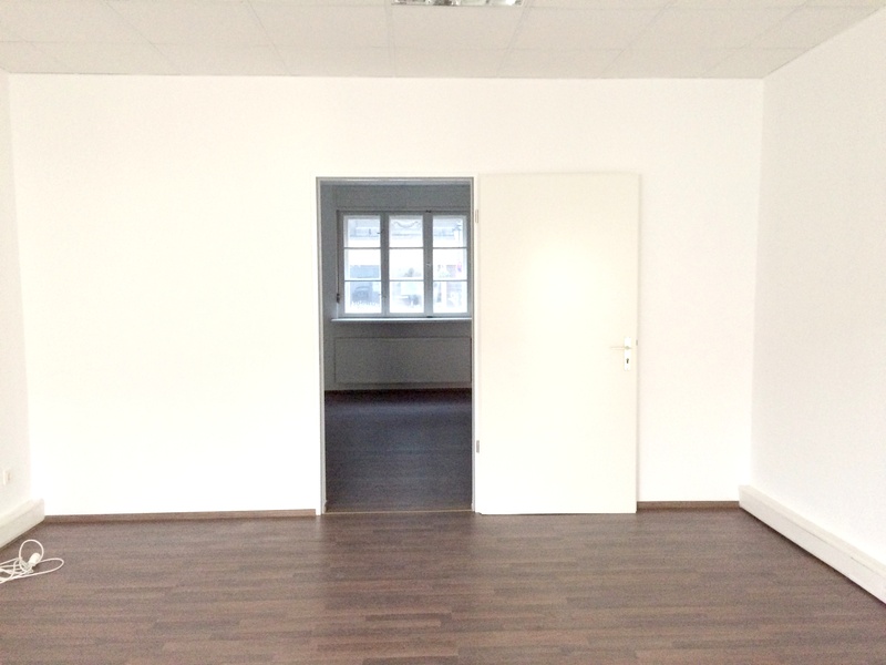 Abgeschlossenes Büro, zwei Räume mit 2-8 Arbeitsplätzen nahe Richardplatz!