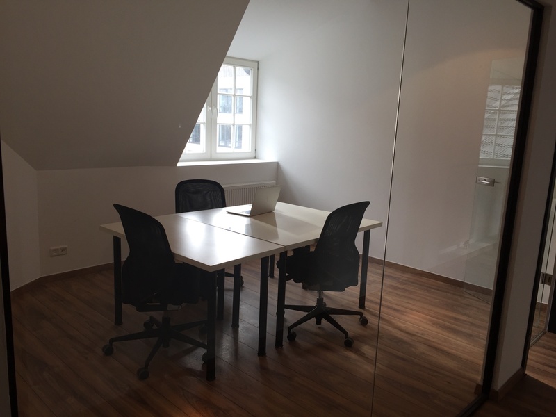 Separate Room (3-4 desks) in Shared Office // Eigener Büroraum (3-4 Personen) zur Untermiete