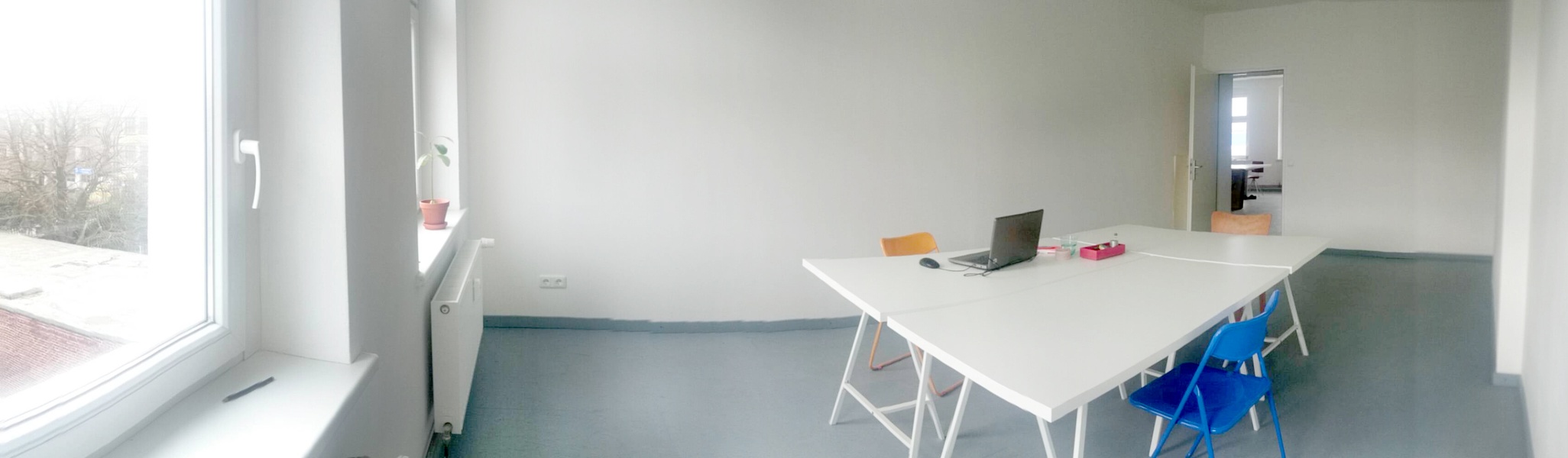 1 desk to let in spacious coworking space