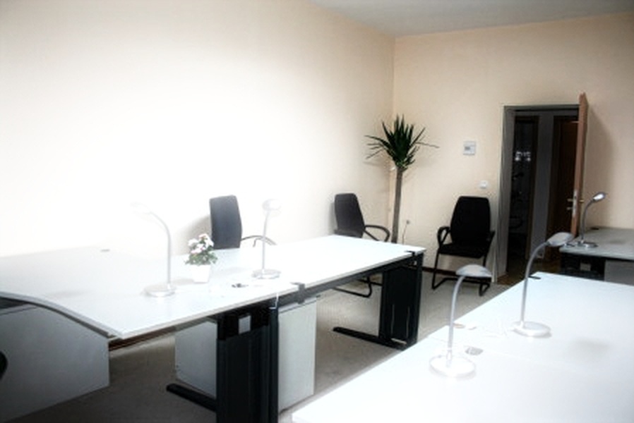 Room with 5 desks and Meeting room. Mitte