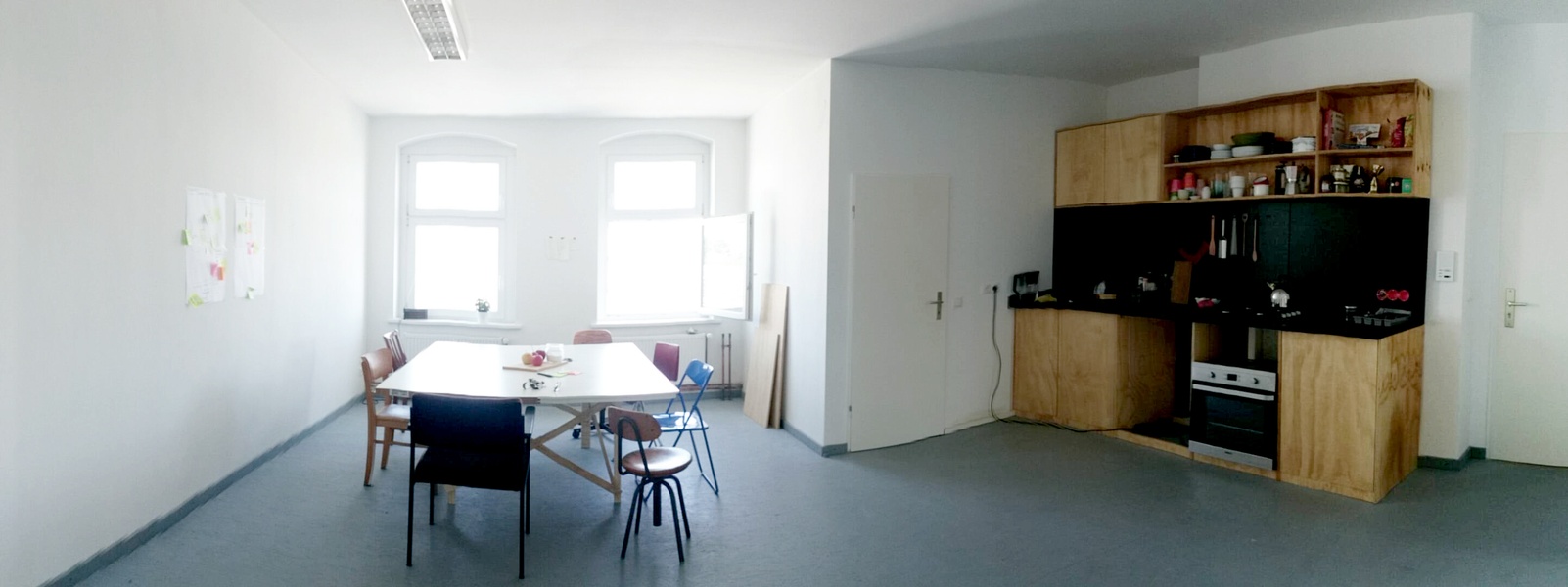 1 desk to let in spacious coworking space