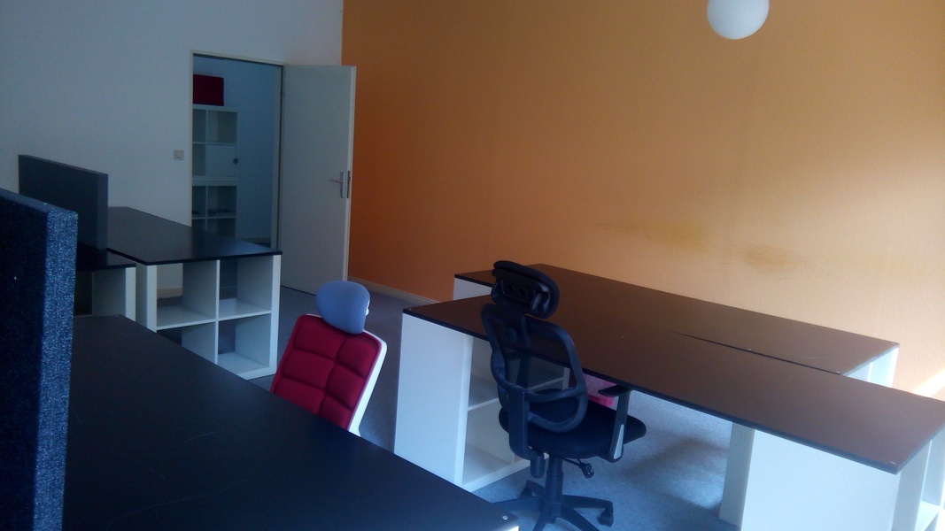 Büroraum mit ca. 35m², möbliert mit 6 Arbeitsplätzen (max. 8 Plätze möglich)