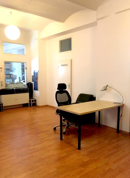 desk space available in creative office, Büro, Büroplatz