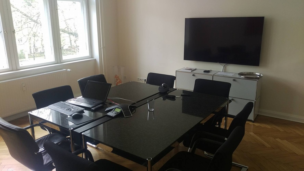 Great Room with Desk & Conference Room (Use on request) & Bathroom with Shower in B-Schmargendorf