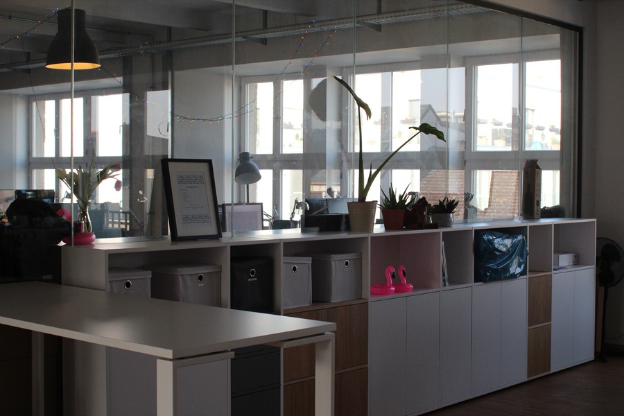 Light and fully equipped desk, centrally located in Kreuzberg.