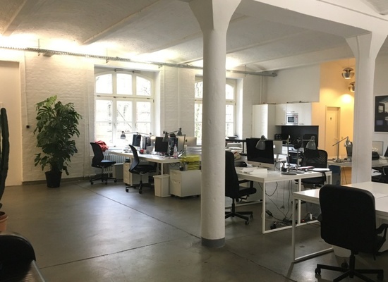 Beautiful Kreuzberg loft office (incl. meeting room) has a couple of spare desks! Perfect for start-ups and small companies!