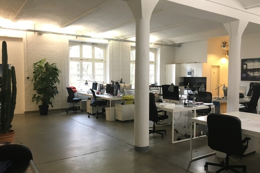 Beautiful Kreuzberg loft office (incl. meeting room) has a couple of spare desks! Perfect for start-ups and small companies!