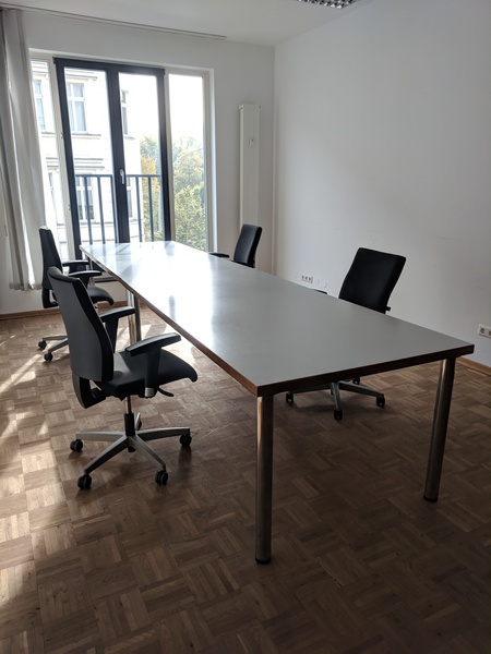 2 rooms / desks or private office incl. conference room, coffee, water, ...