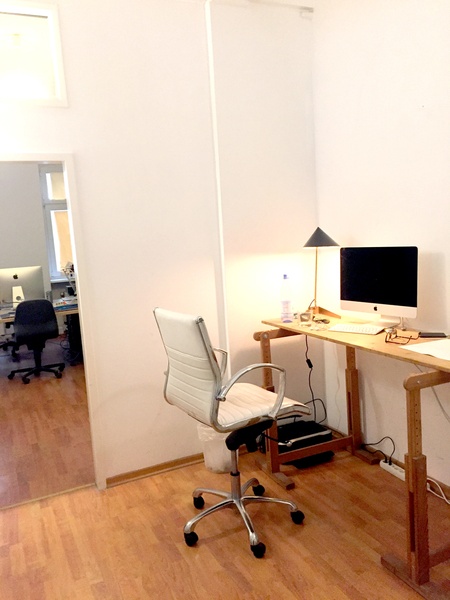 desk space available in creative office, Büro, Büroplatz