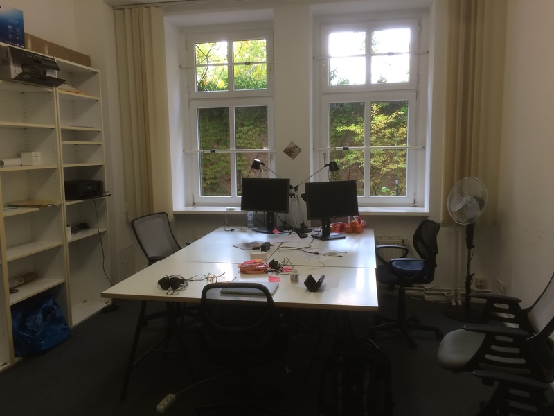 Room in shared office for 4-6 people near Senefelder Platz (Prenzlberg)